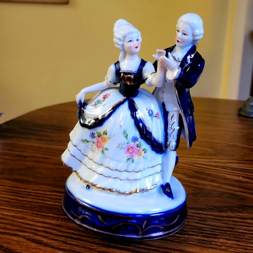Colonial Couple Music Box